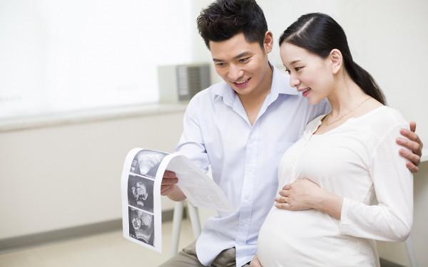 鳳小嶽妻子懷孕9個月引產，有人同情有人指責其殘忍，你怎麼看？