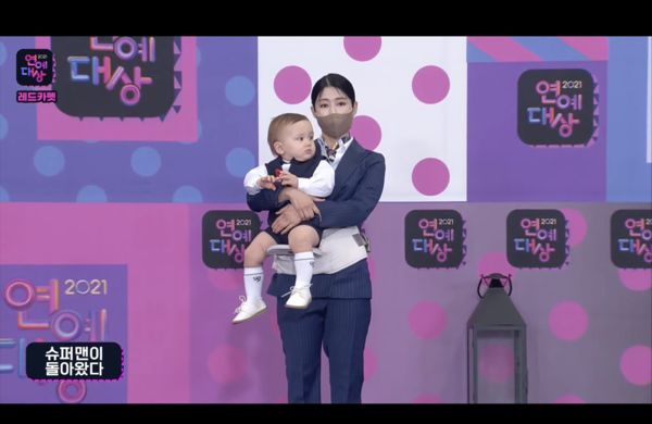 KBS演藝/《超人》紅毯失控!小孩臺上搶麥 訪到一半⋯振瑀逃跑了 KBS演藝/《超人》紅毯失控!小孩臺上搶麥 訪到一半⋯振瑀逃跑了