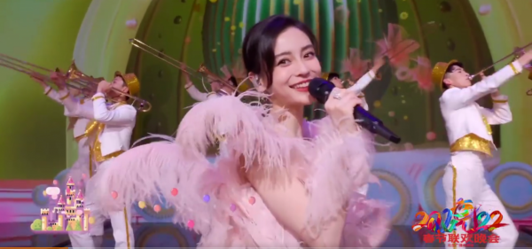 6臺春晚群芳爭豔：唐嫣劉海翻車，張雨綺鑽飾搶鏡，AB像大頭娃娃