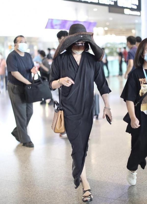 金星穿衣挺高調，雖然顏色挺樸實的，但長裙配大簷帽好似貴婦
