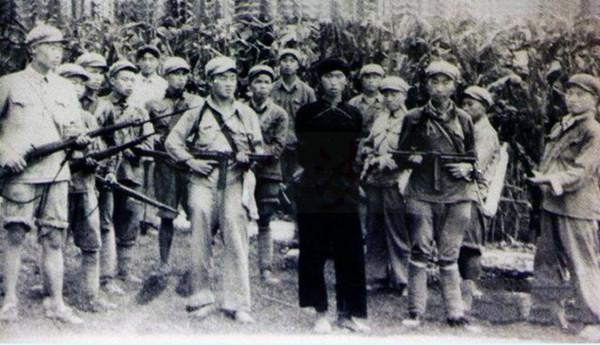 土匪唐漢雲：帶500名匪徒攔截文工團女兵，最後栽在農家婦女手中