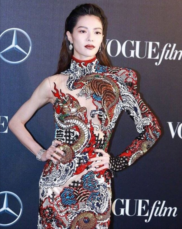 戚薇咋這麼網紅風了！穿中國風刺繡裙撞衫鍾楚曦，氣場居然被碾壓