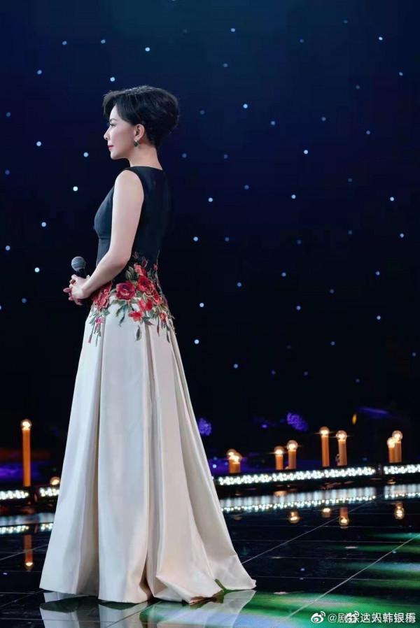 國慶晚會明星造型：張韶涵裙子似銀河，謝霆鋒唐裝打扮一身正氣