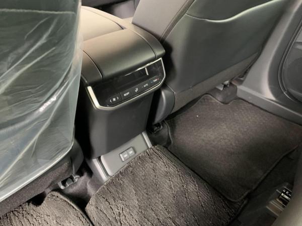 實拍皇冠陸放：豐田版黑武士，內飾精緻，氣場足