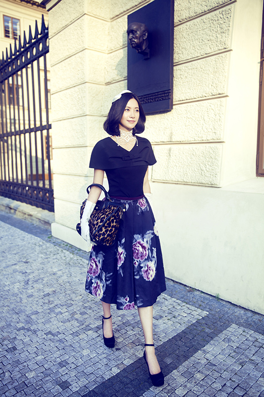 我們都被徐靜蕾的白襯衫&OpenCurlyDoubleQuote;騙&rdquo;了，原來裙裝才是主打，穿上美炸了