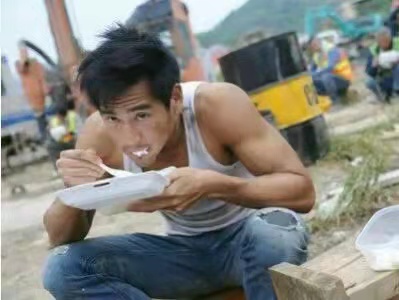 靠父母並不丟人,無父母可靠反倒是一種悲哀 靠父母並不丟人,無父母可靠反倒是一種悲哀