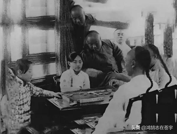 晚清老照片:青樓女子替闊少打麻將,地主婆趴在墳前號啕大哭 晚清老照片:青樓女子替闊少打麻將,地主婆趴在墳前號啕大哭