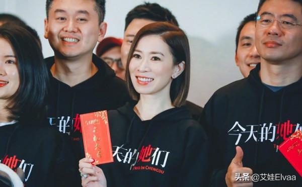 佘詩曼新戲開機學聰明，穿衛衣配短褲秀身材，1米6穿綠色靴更誇張