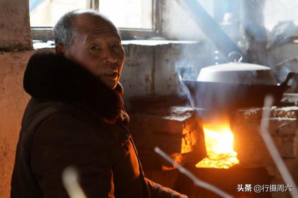 巴蜀奇人隱居山西農村，用塑膠布搭房過冬，看活成啥樣