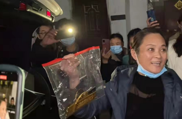 陳亞男母親上門退還20萬彩禮，金飾用透明袋裝，陳家人有骨氣