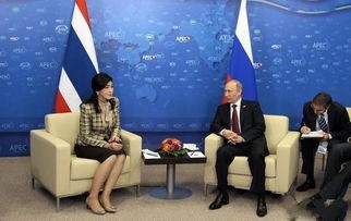 英拉30年魅力不倒：曾讓奧巴馬移不開眼，深情對視，普京忘了握手