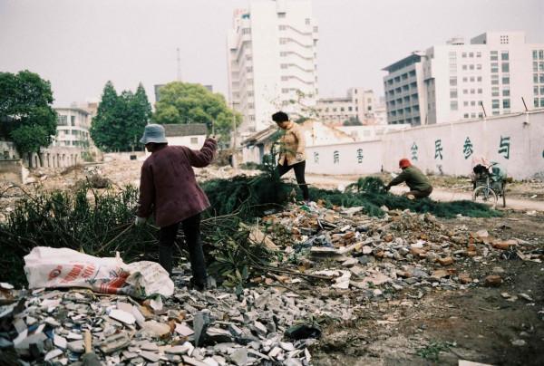 母親徒步三千里，肩背手推兩個癱瘓女兒尋醫，走了整整五年去北京