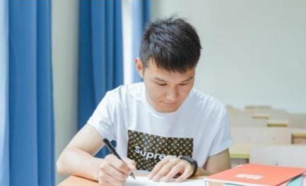 985名校一男生偷窺女生如廁，校方處分引不滿，學生公開聯名信