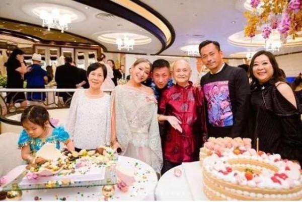 洗米嫂出遊裝太任性，穿171000外套闊太範十足，配修身牛仔太驚豔