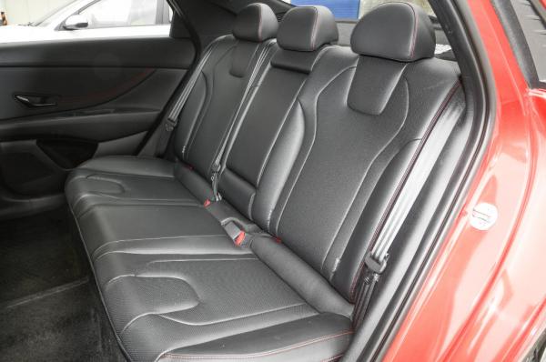 追逐個性還是尋求穩重？第七代伊蘭特對比大眾朗逸，應該怎麼選？