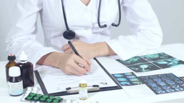 腰背疼，上醫院就得先拍片？不做檢查就不會看病了？醫生說出實情