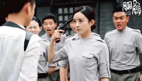 趙麗穎穿軍裝，有的英姿颯爽，有的可可愛愛，這反差萌太絕了