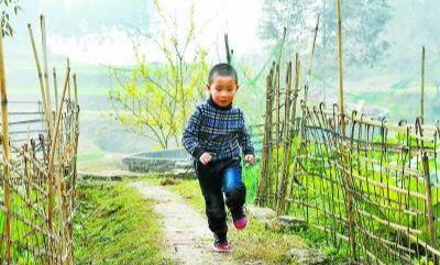 侏儒男子娶美麗妻子，結婚生下兒子鬧離婚，身高僅一米