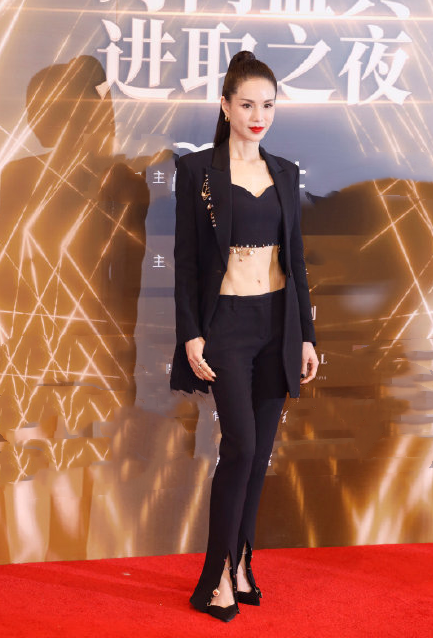 女明星的紅毯內卷又來了，別人露胳膊露腿，她卻別出心裁