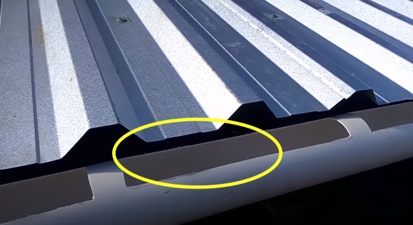 舊PVC管切兩半,裝在屋簷下當雨水槽,排水方便,雨水也不亂洩 舊PVC管切兩半,裝在屋簷下當雨水槽,排水方便,雨水也不亂洩