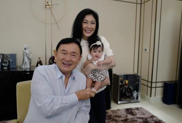 54歲英拉穿粉衣扮嫩,同框比美贏小24歲不丹王后,哥哥始終守護她 54歲英拉穿粉衣扮嫩,同框比美贏小24歲不丹王后,哥哥始終守護她