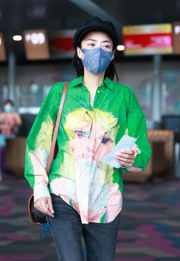 霍汶希真的美出圈，穿綠夾克配牛仔褲走機場，顏值氣質媲美大明星