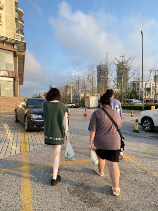 一個暑假我把自己給養白了