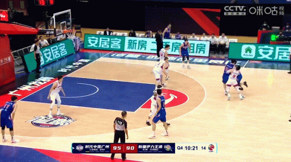 新疆隊的黑暗四分鐘，不斷犯錯誤，到底誰最應該擔責任