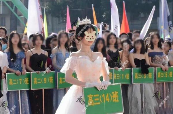 高中女生穿“露肩裝”現身運動會，美不勝收，有人直言不合適