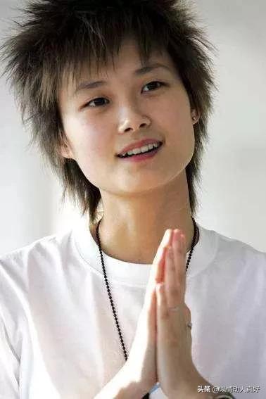 4位未婚女歌手，經歷告訴人們，女人都要給自己留3條後路才好