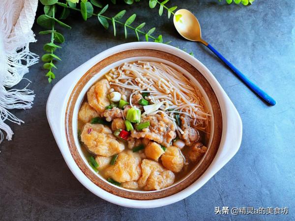 一款適合冬季吃的砂鍋菜，食材豐富又營養實惠，吃完渾身熱乎乎的