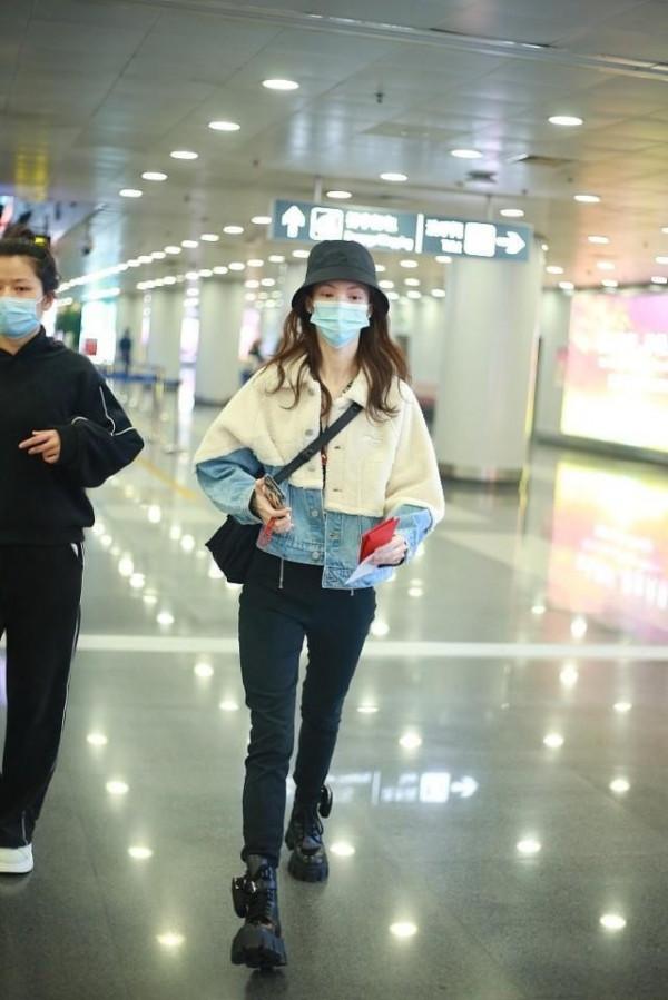 金晨把夾克穿出了高階感,配印花褲顯得率性又時尚,藏不住精緻感 金晨把夾克穿出了高階感,配印花褲顯得率性又時尚,藏不住精緻感