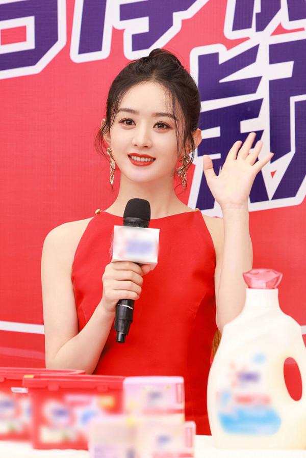 趙麗穎豔麗紅裙做直播光彩照人 梳丸子頭笑意盈盈溫柔甜美