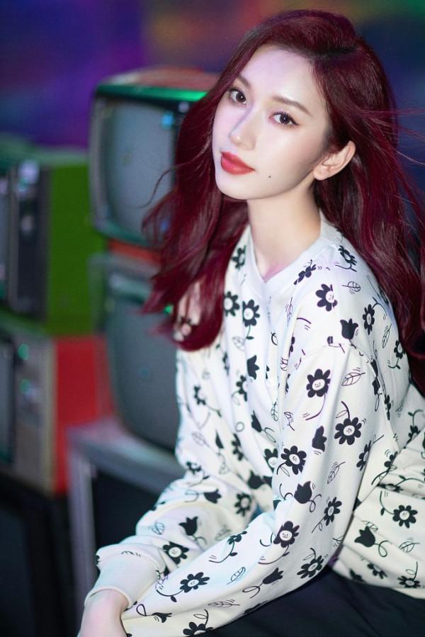 劉令姿印花衛衣玩轉經典配色 搭配不規則剪裁半裙率性十足