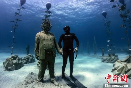 塞普勒斯建立水下雕塑公園 潛泳者探索蔚藍奇妙世界