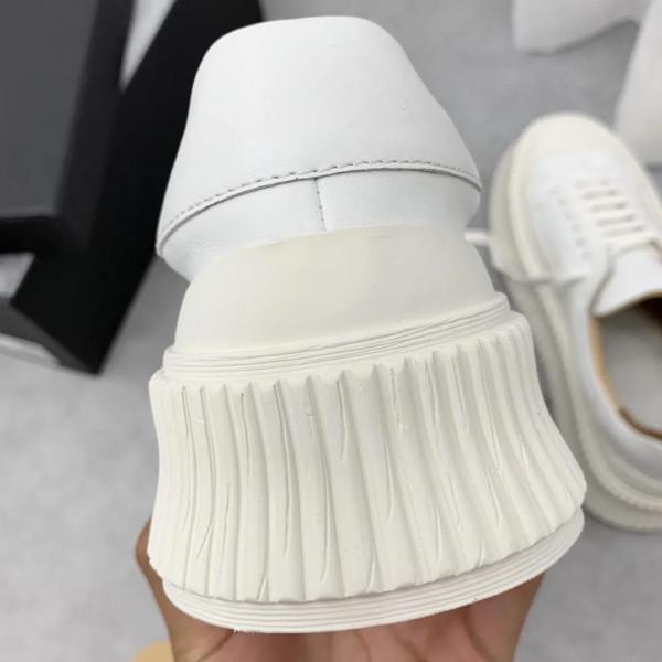 一款極簡的厚底小白鞋 一款極簡的厚底小白鞋