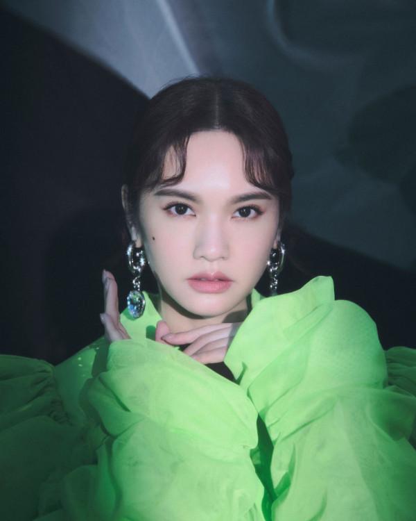 楊丞琳舞臺造型夠驚豔，改良西服裙矜貴清雅，颯美氣場真是絕