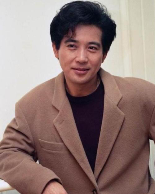 和秦漢苦戀20年的林青霞，為何最後嫁給“離婚帶娃”的邢李源？