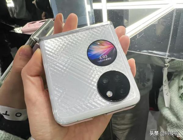 華為P50 Pocket正式釋出，首款上下摺疊屏手機