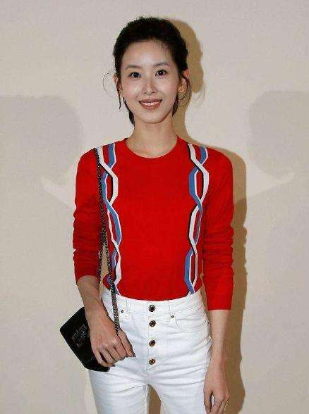 章澤天5歲女兒近照曝光，穿紅裙扎小辮個子真高，母女被認成姐妹