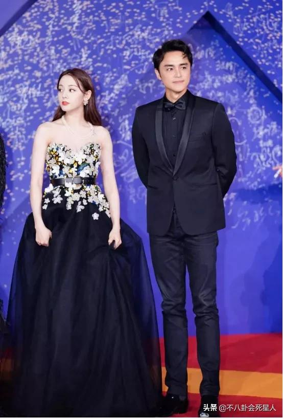 男星走紅毯高情商瞬間，有人提裙襬、披衣服，也有人摔倒都不扶