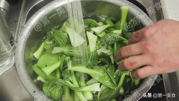 青菜怎麼炒翠綠不出水？牢記這“4點”，青菜好看又好吃