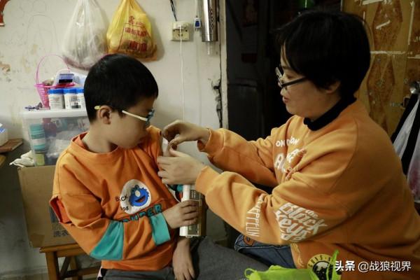 “爸爸休息會兒，我守檔口”他停下顫抖雙手抱著患病兒子眼眶溼了