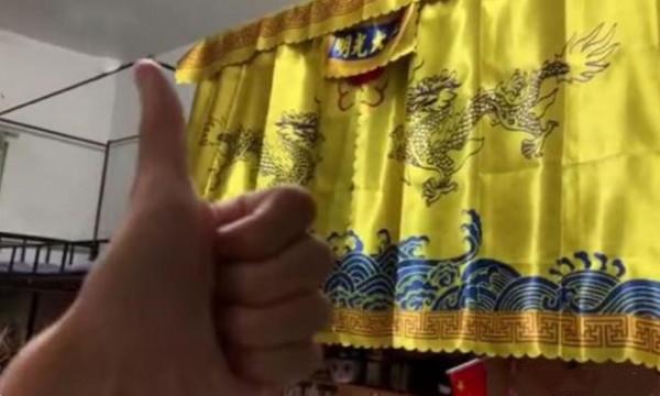 大學生宿舍掛“遮羞布”保護隱私，學校卻禁止，一塊布為啥有爭議