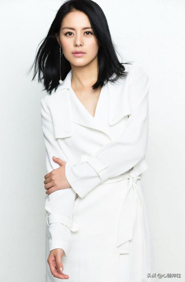 實力演員王力可身穿白色西服領風衣搭配白色闊腿褲，清新簡約