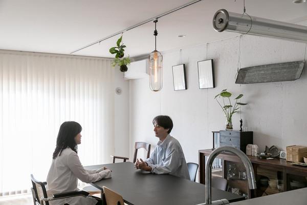 小夫妻買下95㎡新房，木地板配毛坯牆，卻是別人羨慕不來的美好家