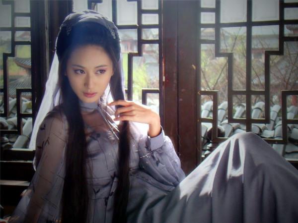 同樣頭飾繁瑣，為何她能做到豔而不俗、動而不亂？