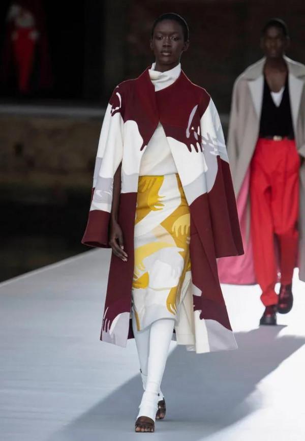 ​是我瘋了還是關曉彤真的變時髦了？