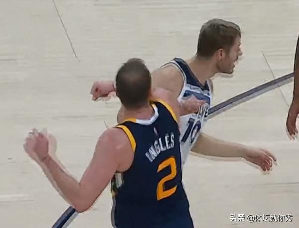 火爆！2大惡漢硬剛，3人都拉不住，要不是米切爾，直接都打起來了