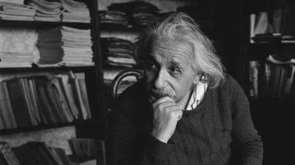 “奧伯斯佯謬”證明可怕事實？愛因斯坦憑什麼認為宇宙是四維的？